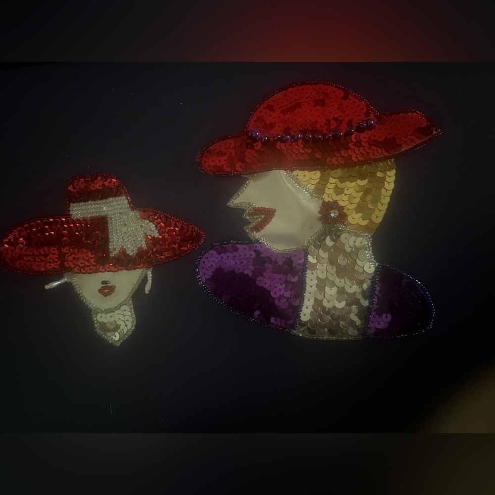2 Sequin Red Hat Society Patch appliqués.
